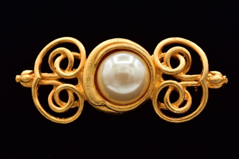 Vintage Faux Pearl Scroll Brooch Pin Bar Brushed Gold Chunky Heavy 1980s BinBK
